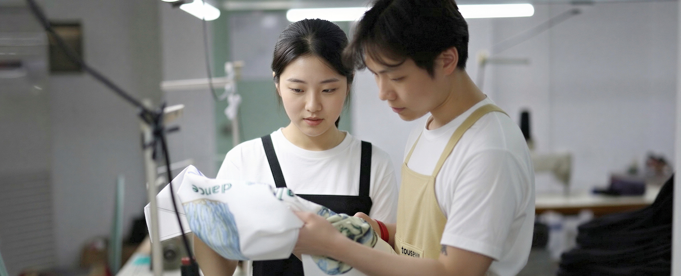 각 담당자가 함께 원단을 최종 확인하며 출고 전 마지막 확인 작업을 진행하는 장면