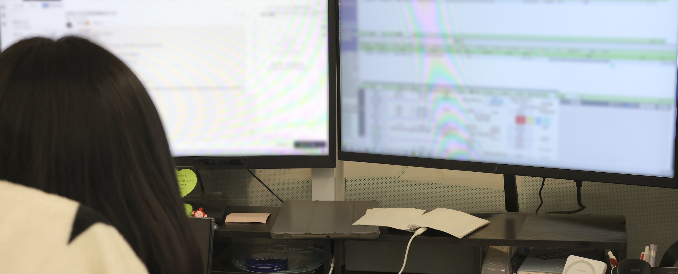 채팅 문의 건에 대해 담당자가 전산을 통해 확인 후 안내하는 무습