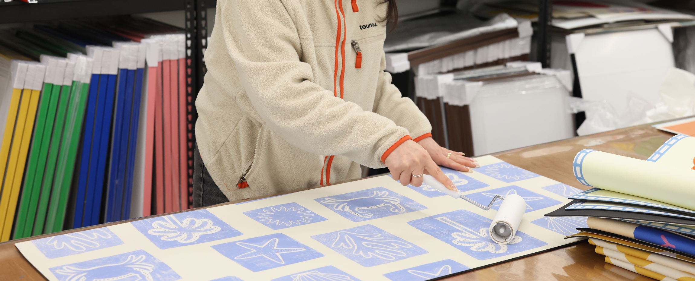 담당자의 마무리 작업. 최종 검수 단계를 진행하는 장면