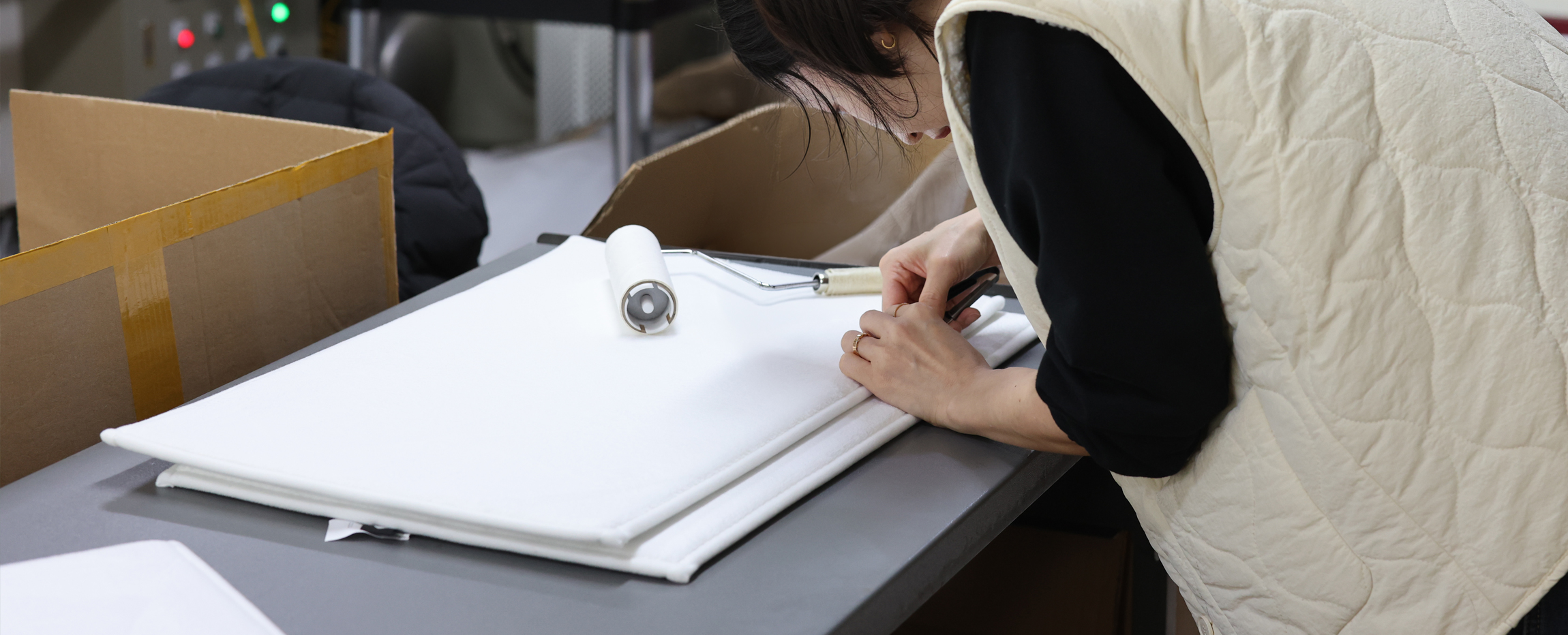 담당자가 베이스 매트를 상세히 확인하고 정리하는 장면