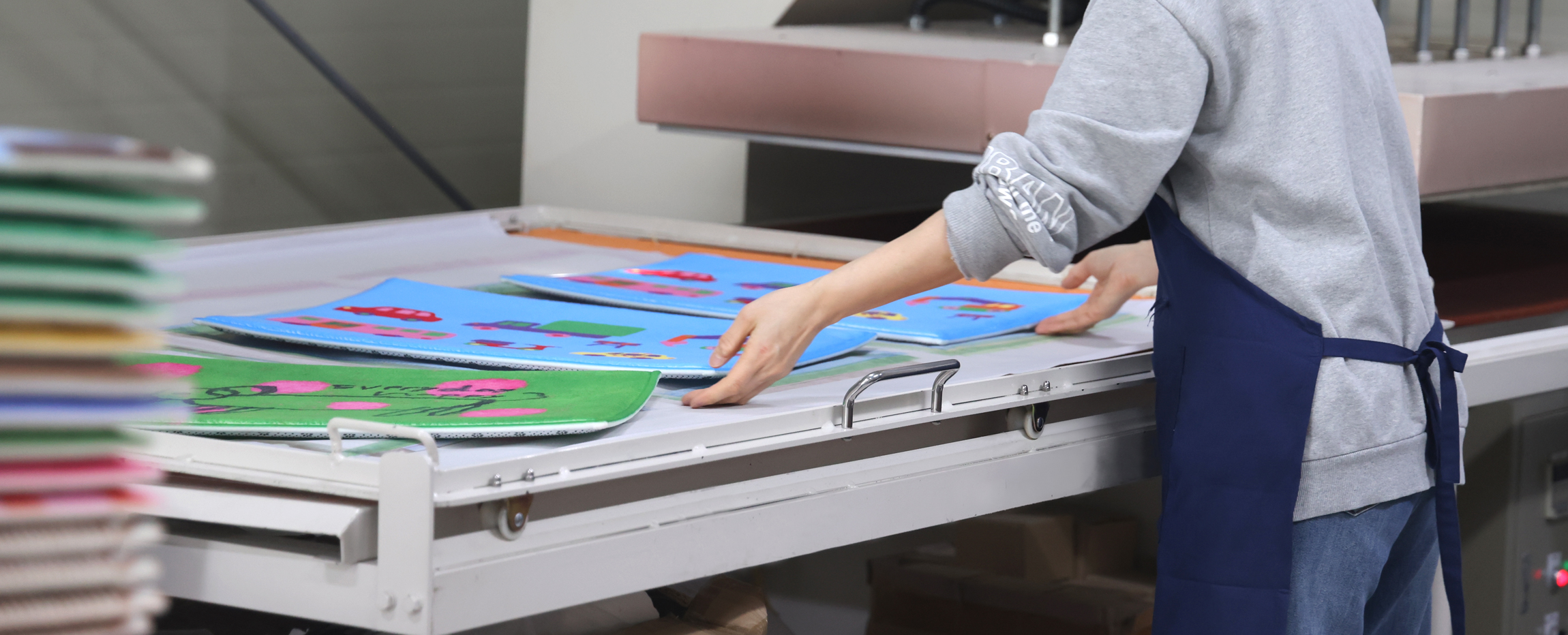 제작이 완료된 매트 제품이 건조 및 후처리 과정에 진입한 장면