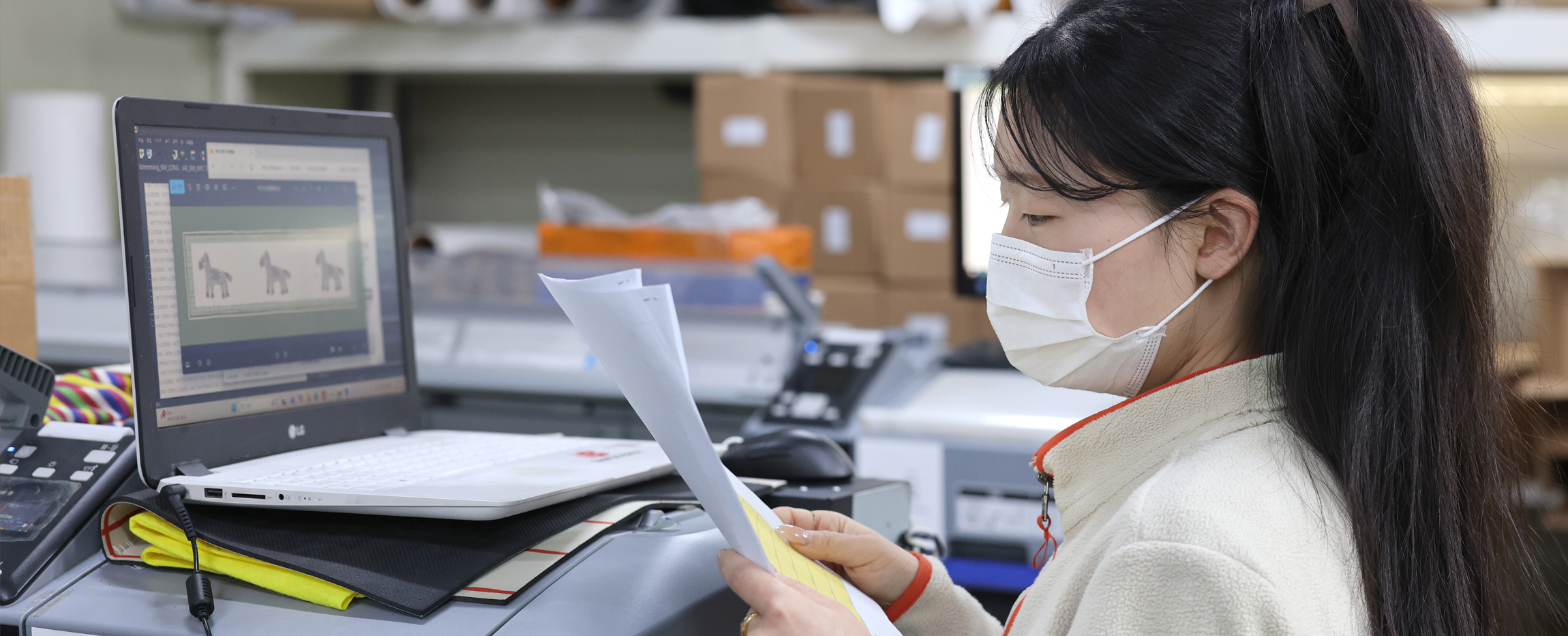 담당자가 주문서와 실제 제작 파일을 대조하고 확인하는 모습