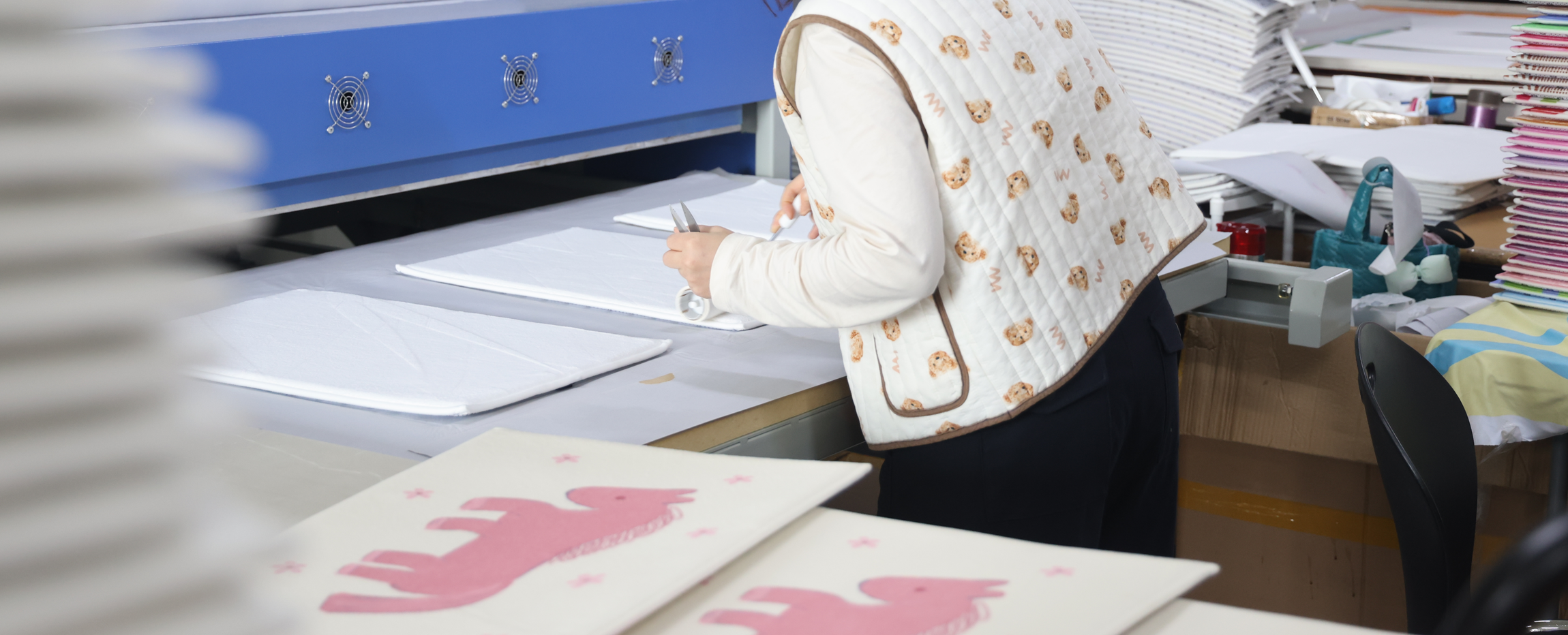 제작소에서 완성된 제품을 정리하고 검수하는 장면