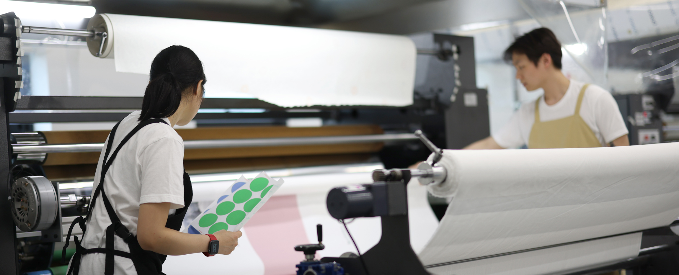 작업자가 제작 중인 상품과 실제 색감을 대조하며 확인하는 모습