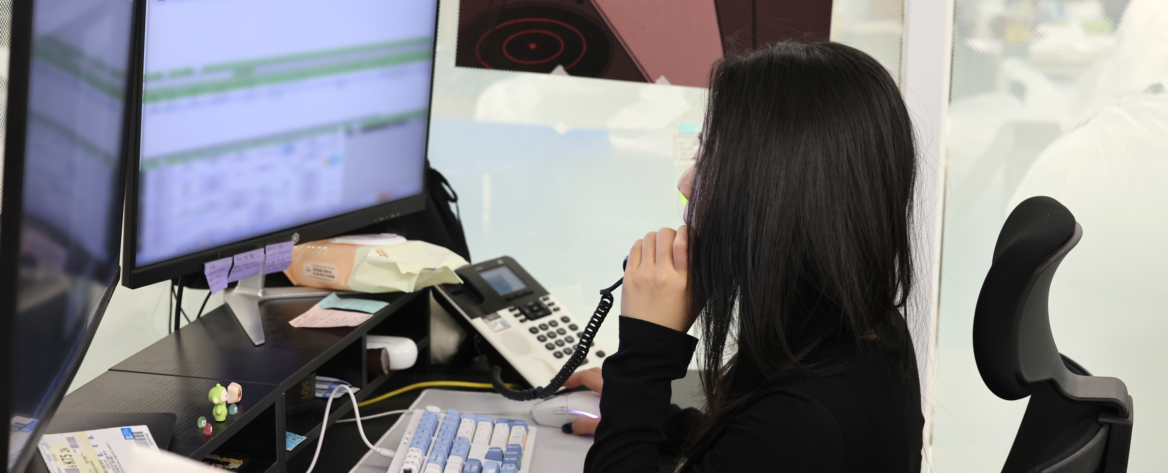 고객의 유선 문의 인입 후 응대 직원이 전산을 대조하며 안내하는 장면